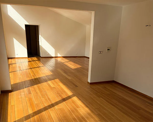 parketvloer in appartement die door het zonlicht een nog warmere indruk maakt.
